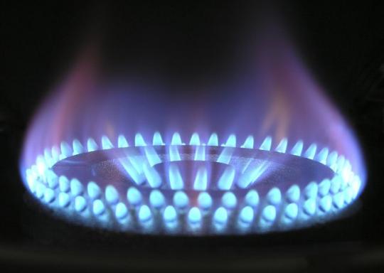 Image shows a ring of blue flame on a gas hob
